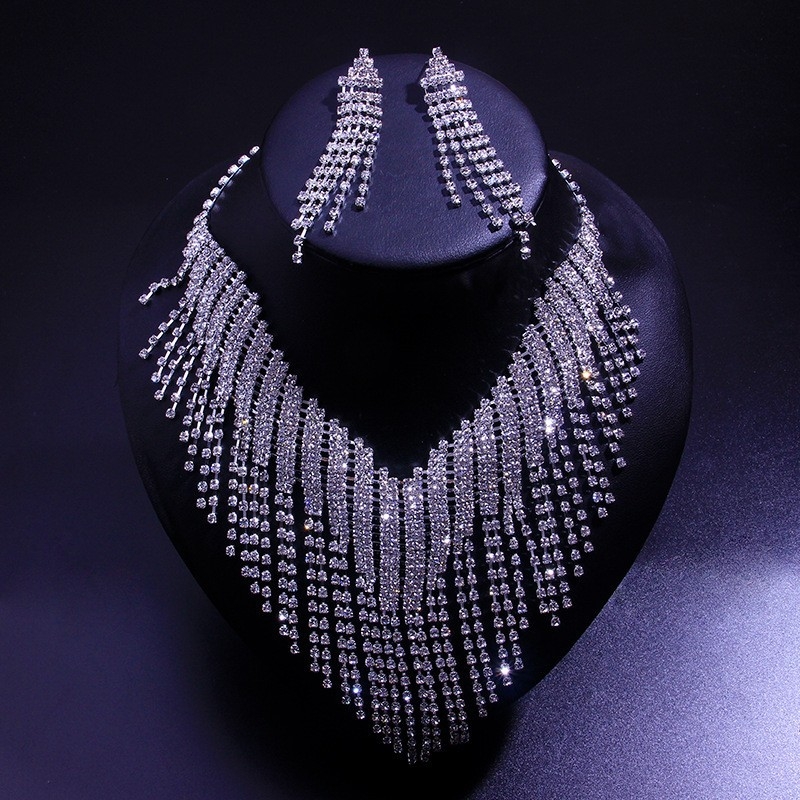 Set nakita s rhinestones i trešnjima: naušnice i ogrlica, standardni lanac, elektroplatiranje, oblici: srce / kapljica / zvončić