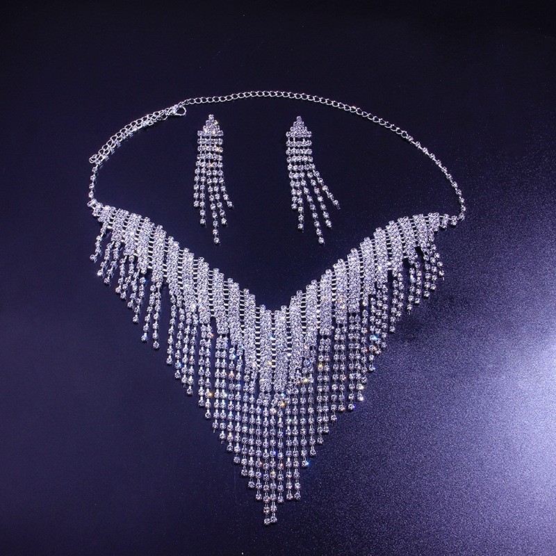 Set nakita s rhinestones i trešnjima: naušnice i ogrlica, standardni lanac, elektroplatiranje, oblici: srce / kapljica / zvončić
