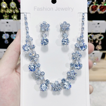 Virágos cirkón kristály nyaklánc és fülbevaló szett, 925-ös ezüst medállal, kulcscsont-lánccal, tömeg 40 g