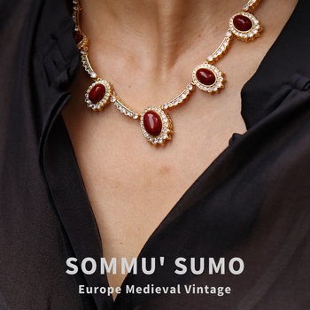 Cirkón nyaklánc és fülbevaló készlet, aranyozott rézből, geometriai dizájn, szintetikus galambvér rubinok