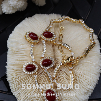 Cirkón nyaklánc és fülbevaló készlet, aranyozott rézből, geometriai dizájn, szintetikus galambvér rubinok