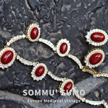 Cirkón nyaklánc és fülbevaló készlet, aranyozott rézből, geometriai dizájn, szintetikus galambvér rubinok