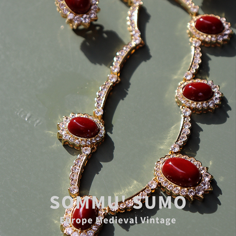 Cirkón nyaklánc és fülbevaló készlet, aranyozott rézből, geometriai dizájn, szintetikus galambvér rubinok