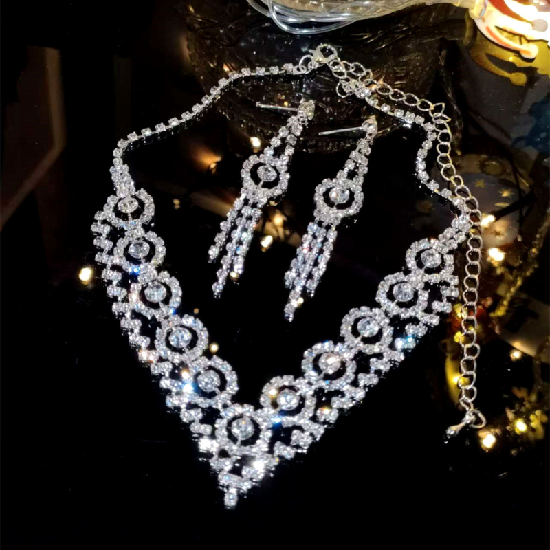 Set ogrlice i naušnica od strassa | Materijal: strass • Lanac: običan • Privjesak: strass • Set: naušnice + ogrlica • Stil: žene, jednostavan