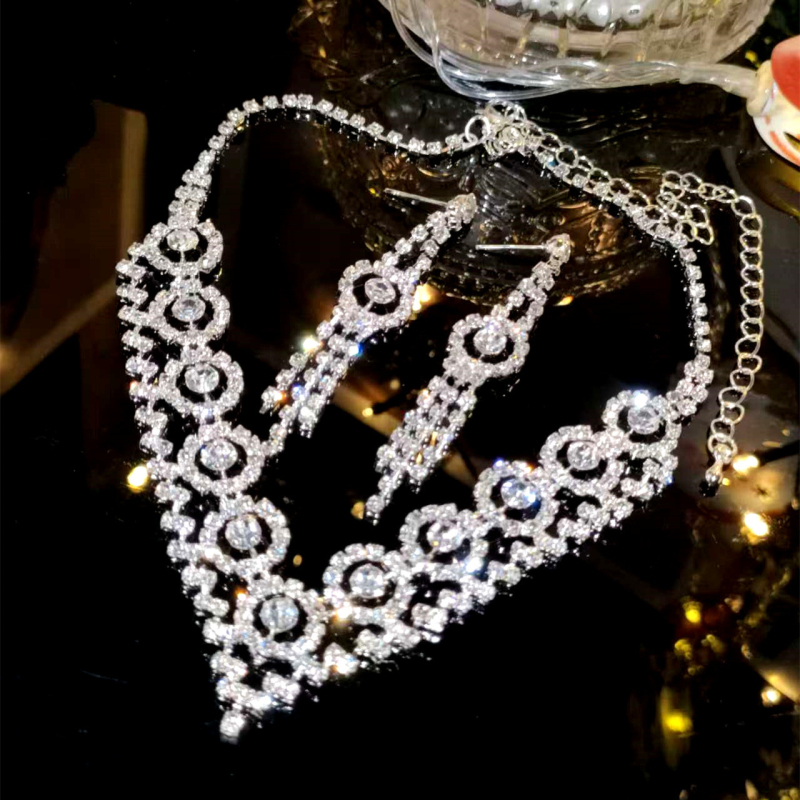 Set ogrlice i naušnica od strassa | Materijal: strass • Lanac: običan • Privjesak: strass • Set: naušnice + ogrlica • Stil: žene, jednostavan