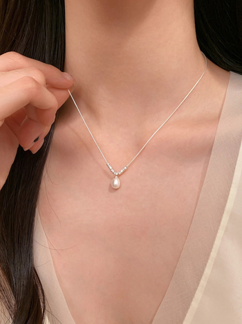 925-ös ezüst nyaklánc, kézzel készített, édesvízi gyöngy medállal, geometriai forma (romb/U), box lánc