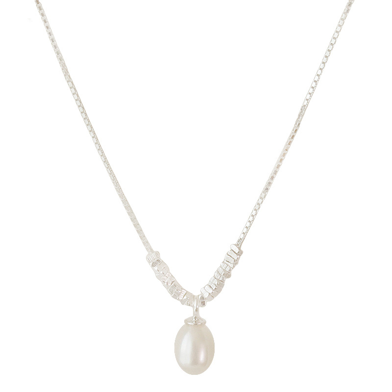 925-ös ezüst nyaklánc, kézzel készített, édesvízi gyöngy medállal, geometriai forma (romb/U), box lánc