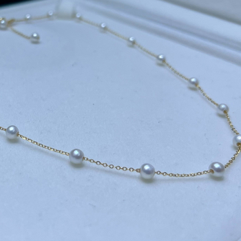 Ogrlica od prirodnih slatkovodnih bisera inspirirana Gypsophilom, s privjeskom u obliku kuglice, duljina do ključne kosti, butik stil