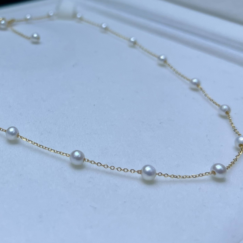 Ogrlica od prirodnih slatkovodnih bisera inspirirana Gypsophilom, s privjeskom u obliku kuglice, duljina do ključne kosti, butik stil