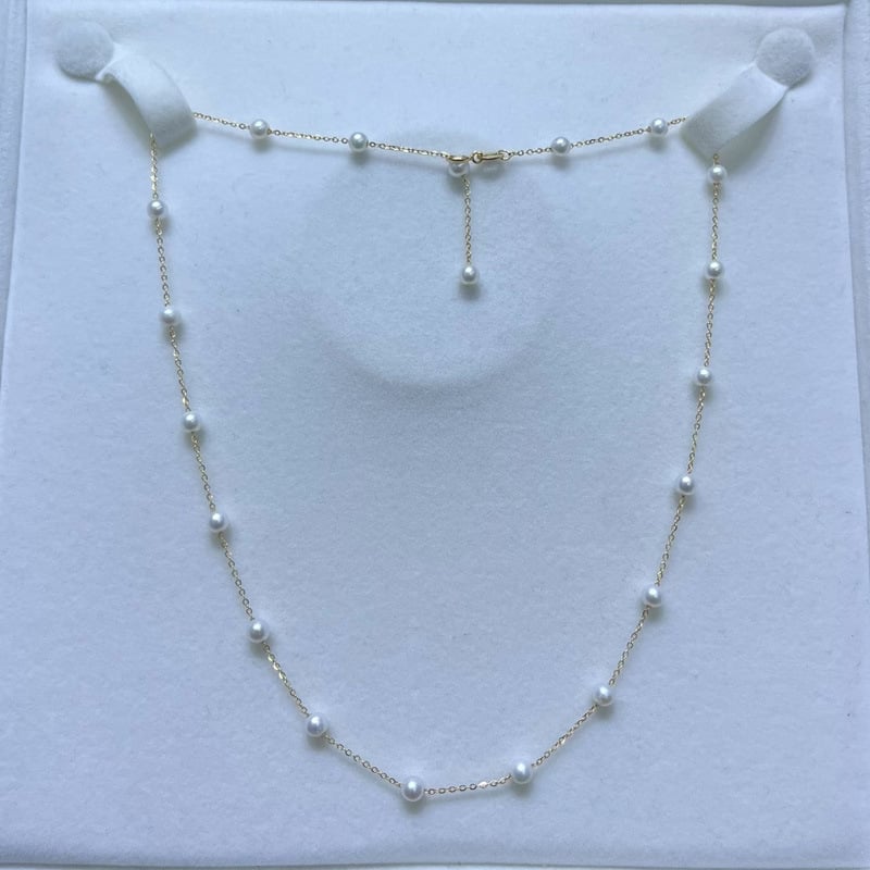 Ogrlica od prirodnih slatkovodnih bisera inspirirana Gypsophilom, s privjeskom u obliku kuglice, duljina do ključne kosti, butik stil