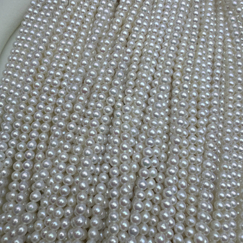 Ogrlica od slatkovodnih bisera, gotovo okruglog oblika, promjer 3-4 mm, 925 srebra