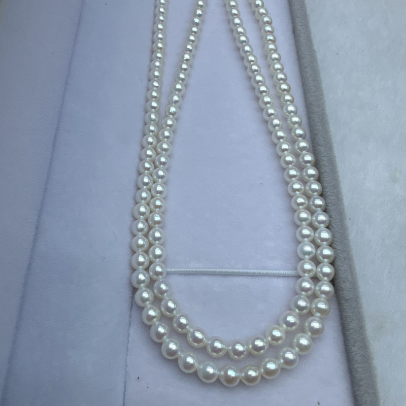 Ogrlica od slatkovodnih bisera, gotovo okruglog oblika, promjer 3-4 mm, 925 srebra