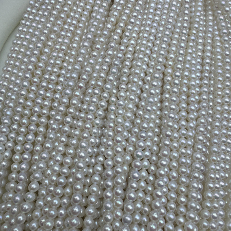 Ogrlica od slatkovodnih bisera, gotovo okruglog oblika, promjer 3-4 mm, 925 srebra