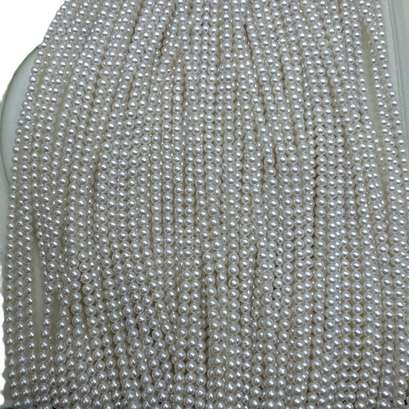 Ogrlica od slatkovodnih bisera, gotovo okruglog oblika, promjer 3-4 mm, 925 srebra