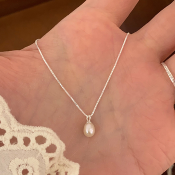 Natūralių perlų pakabuko kaklo papuošalas - perlų medžiaga, stilius įkvėptas Japonijos ir Pietų Korėjos, prekinis ženklas Too late, produkto kodas W25030603, pavasaris 2025