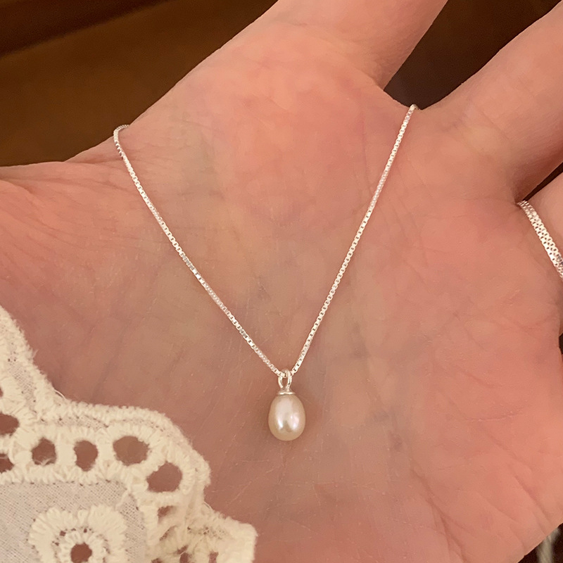 Natūralių perlų pakabuko kaklo papuošalas - perlų medžiaga, stilius įkvėptas Japonijos ir Pietų Korėjos, prekinis ženklas Too late, produkto kodas W25030603, pavasaris 2025