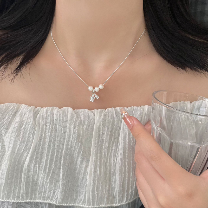 Nakit od srebra S925 s prirodnim perlama i privjeskom zvončićem – elegantan, svestran, minimalistički za dekolte, lagani luksuz