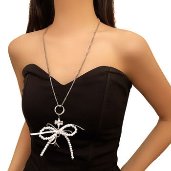 Colier din aliaj cu nod papion; pandant din aliaj; finisaje electroplacare; lanț regulat.