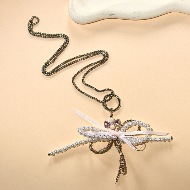 Colier din aliaj cu nod papion; pandant din aliaj; finisaje electroplacare; lanț regulat.