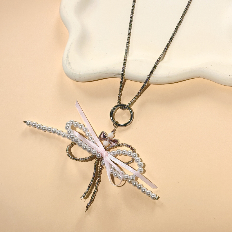 Colier din aliaj cu nod papion; pandant din aliaj; finisaje electroplacare; lanț regulat.