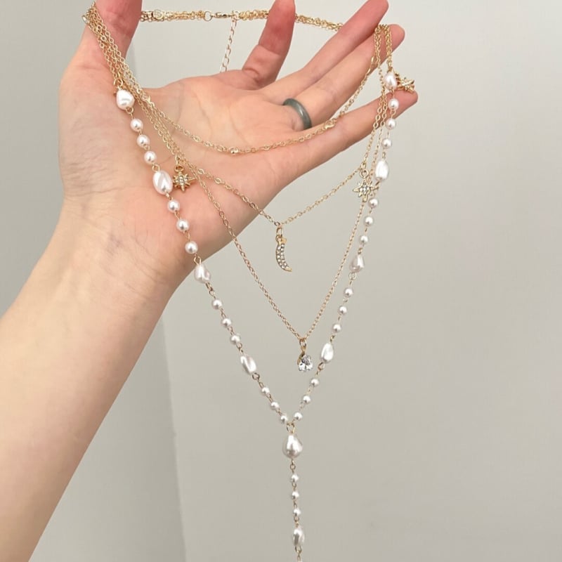 Ogrlica s višeslojnom pređom bisera i dijamantnim motivom zvijezde i mjeseca, clavicle lanac, duljina 41–50 cm