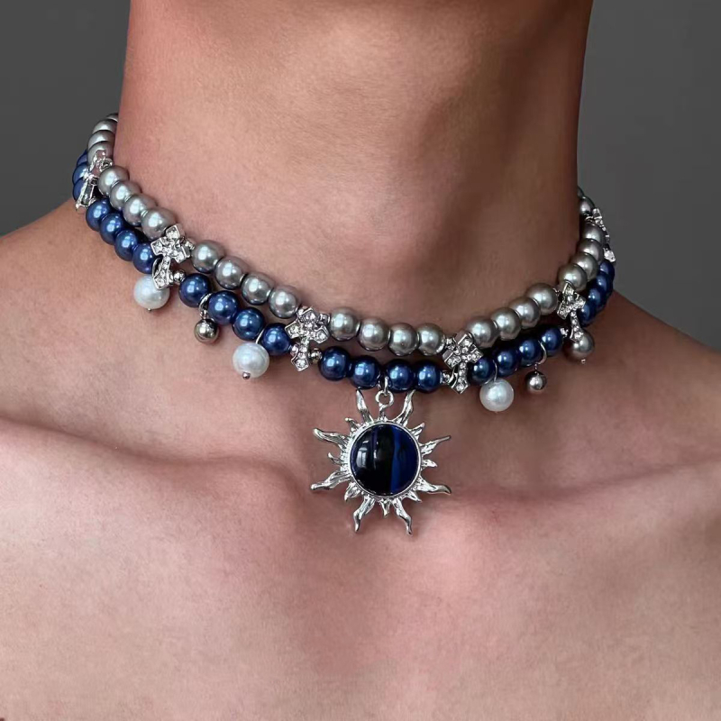 Choker ogrlica s dvostrukim slojem umjetnih perli, privjesak Sunčev križ, lanac za ključnu kost, duljina 31–40 cm