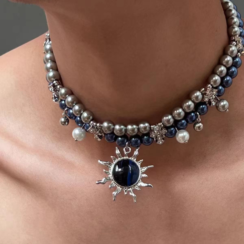 Choker ogrlica s dvostrukim slojem umjetnih perli, privjesak Sunčev križ, lanac za ključnu kost, duljina 31–40 cm