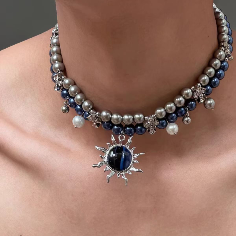 Choker ogrlica s dvostrukim slojem umjetnih perli, privjesak Sunčev križ, lanac za ključnu kost, duljina 31–40 cm