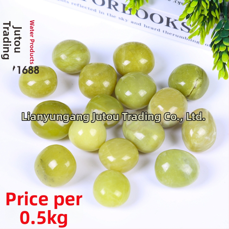 Prirodni limunasti nefrit – ukrasni kamen, poliran i oblikovan; Materijal: nefrit; Obrada: brušenje i poliranje; Podrijetlo: prirodno; Oblik: oblikovano; Stil: moderni minimalistizam.