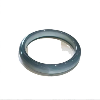 Narukvica od prirodnog kalcedona — geometrijski oblik, polirana obrada, individualno pakiranje