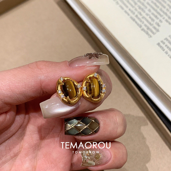 Geometrijske naušnice s ovalnim tigrovim okom i sjajnim kristalima, pozlata od legure, štipaljke od srebra 925, ekološko premazivanje, jesen 2025