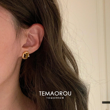 Geometrijske naušnice s ovalnim tigrovim okom i sjajnim kristalima, pozlata od legure, štipaljke od srebra 925, ekološko premazivanje, jesen 2025