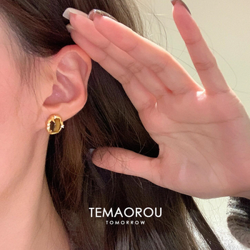 Geometrijske naušnice s ovalnim tigrovim okom i sjajnim kristalima, pozlata od legure, štipaljke od srebra 925, ekološko premazivanje, jesen 2025