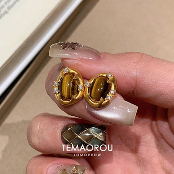 Geometrijske naušnice s ovalnim tigrovim okom i sjajnim kristalima, pozlata od legure, štipaljke od srebra 925, ekološko premazivanje, jesen 2025