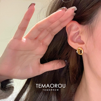 Geometrijske naušnice s ovalnim tigrovim okom i sjajnim kristalima, pozlata od legure, štipaljke od srebra 925, ekološko premazivanje, jesen 2025