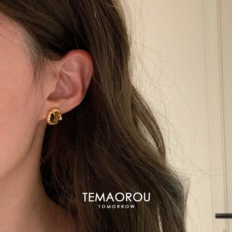 Geometrijske naušnice s ovalnim tigrovim okom i sjajnim kristalima, pozlata od legure, štipaljke od srebra 925, ekološko premazivanje, jesen 2025