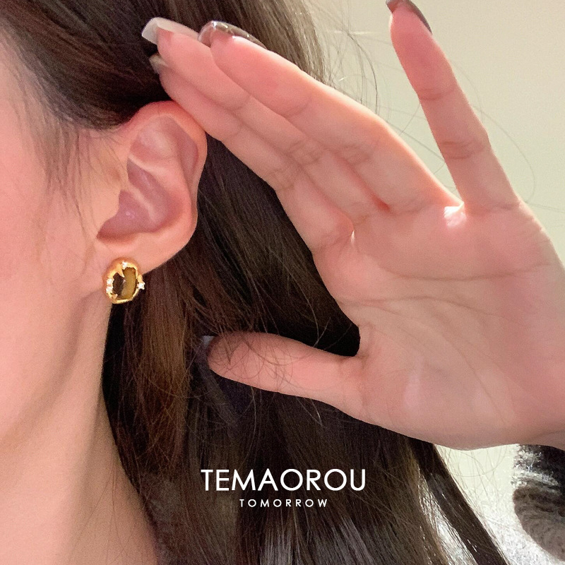 Geometrijske naušnice s ovalnim tigrovim okom i sjajnim kristalima, pozlata od legure, štipaljke od srebra 925, ekološko premazivanje, jesen 2025