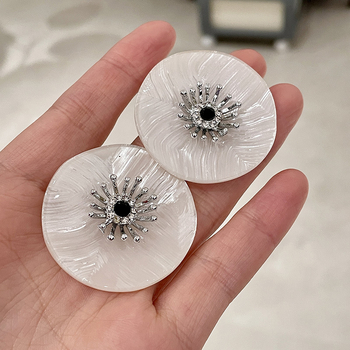 Butterfly naušnice u obliku cvijeta s dijamantnom ukrasom, mješoviti materijali, retro stil, ljeto 2025