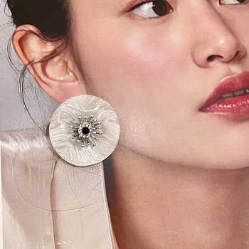 Butterfly naušnice u obliku cvijeta s dijamantnom ukrasom, mješoviti materijali, retro stil, ljeto 2025