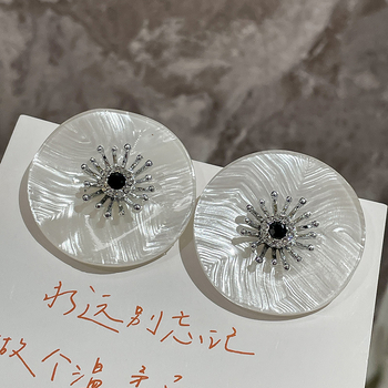 Butterfly naušnice u obliku cvijeta s dijamantnom ukrasom, mješoviti materijali, retro stil, ljeto 2025