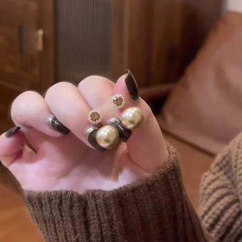 Maillard stil geometrijske naušnice, pozlaćene bakrene, viseće s perlom i cirkonima, zima 2025