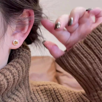 Maillard stil geometrijske naušnice, pozlaćene bakrene, viseće s perlom i cirkonima, zima 2025