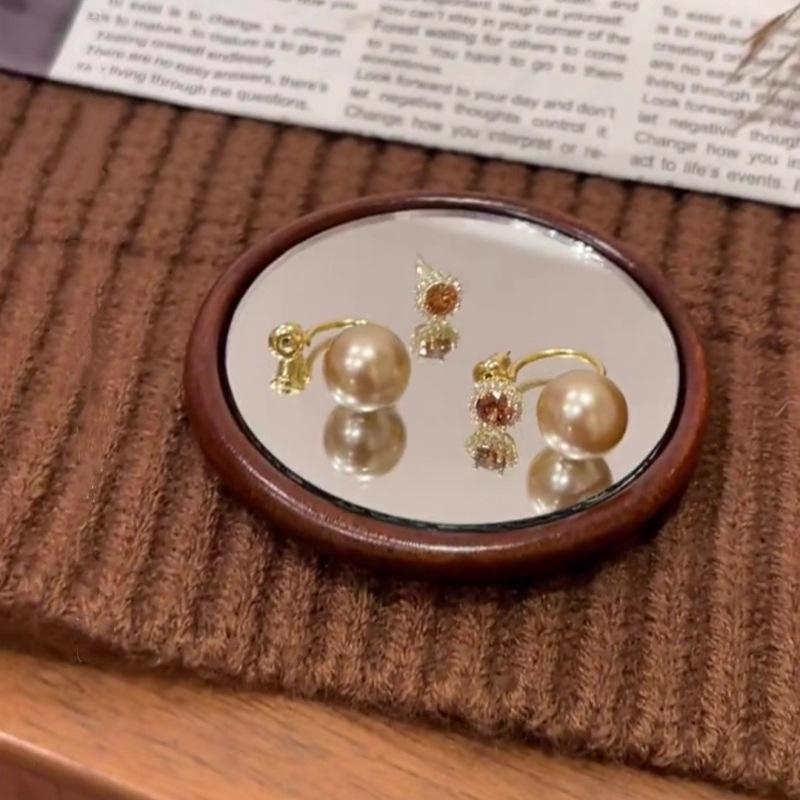 Maillard stil geometrijske naušnice, pozlaćene bakrene, viseće s perlom i cirkonima, zima 2025