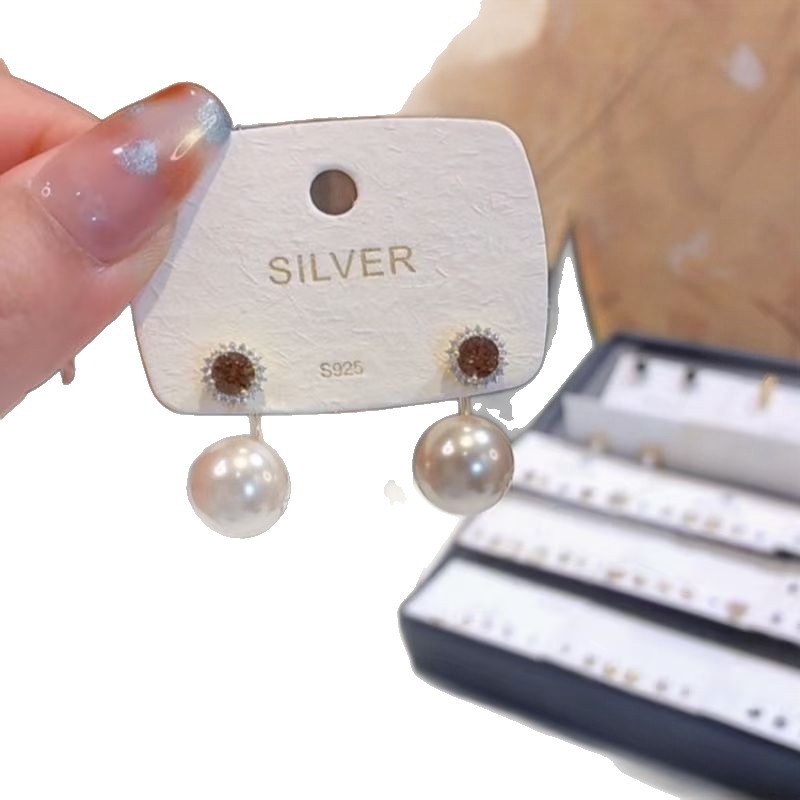 Maillard stil geometrijske naušnice, pozlaćene bakrene, viseće s perlom i cirkonima, zima 2025