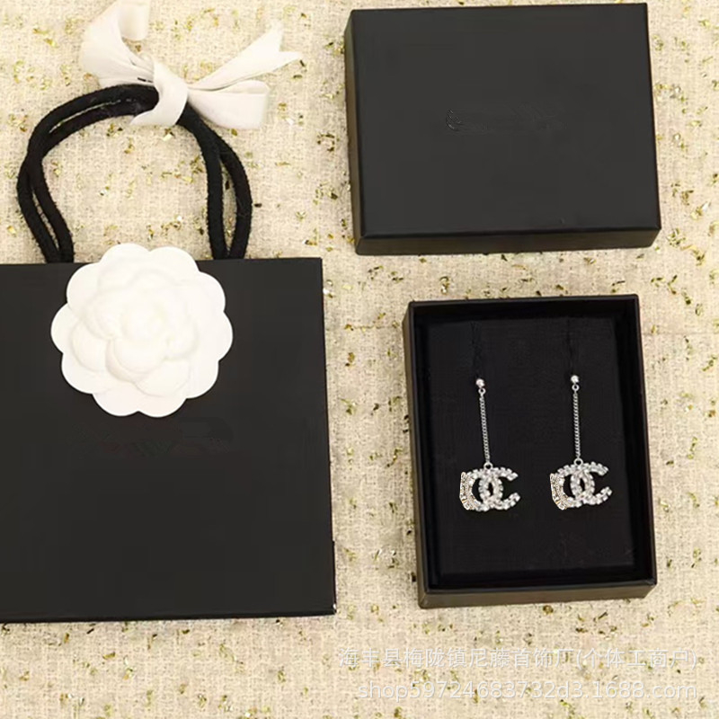 Naušnice od bakra stekstom u obliku slova/broja, dijamantnom ugradnjom, vilinski stil, za žene