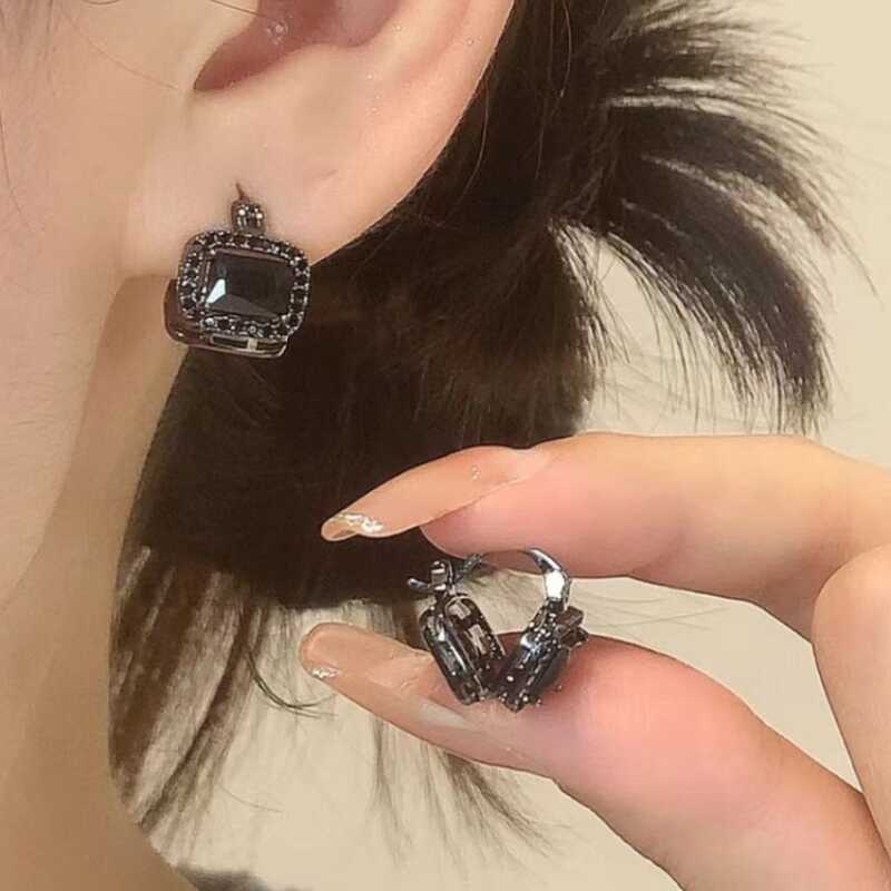 Naušnice Kaitin Jewelry: geometrijski dizajn, legura, dijamantna obrada — lagani luksuz stil
