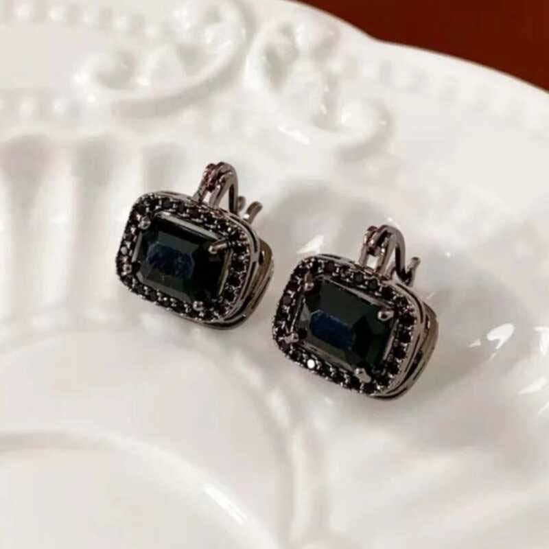 Naušnice Kaitin Jewelry: geometrijski dizajn, legura, dijamantna obrada — lagani luksuz stil