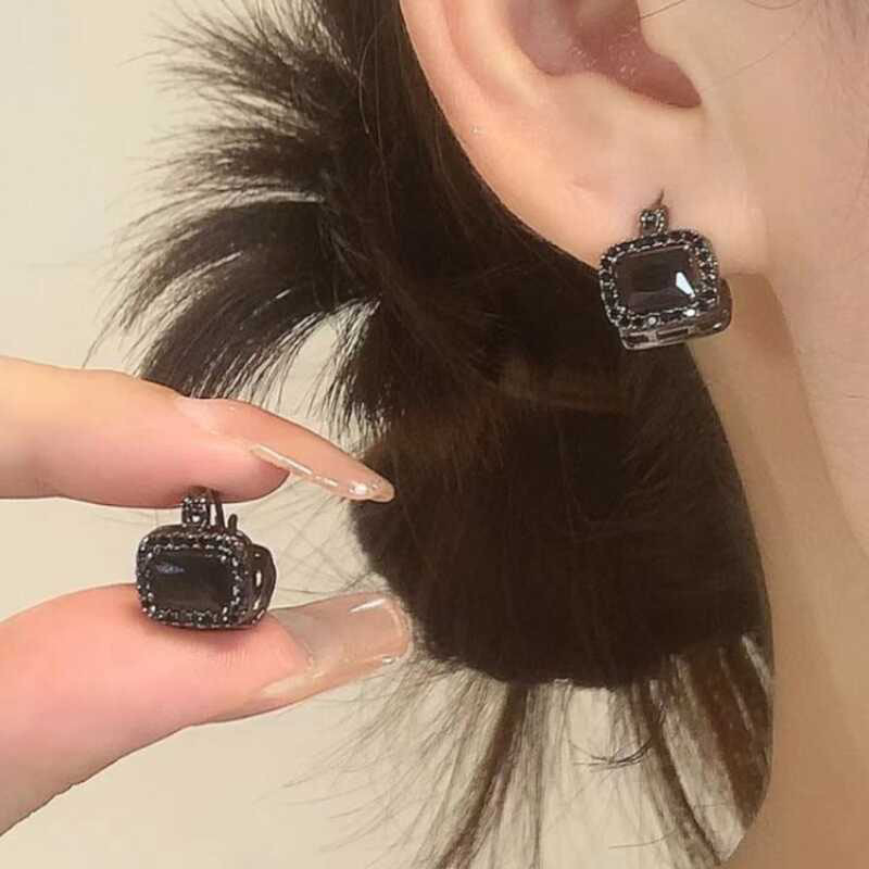 Naušnice Kaitin Jewelry: geometrijski dizajn, legura, dijamantna obrada — lagani luksuz stil