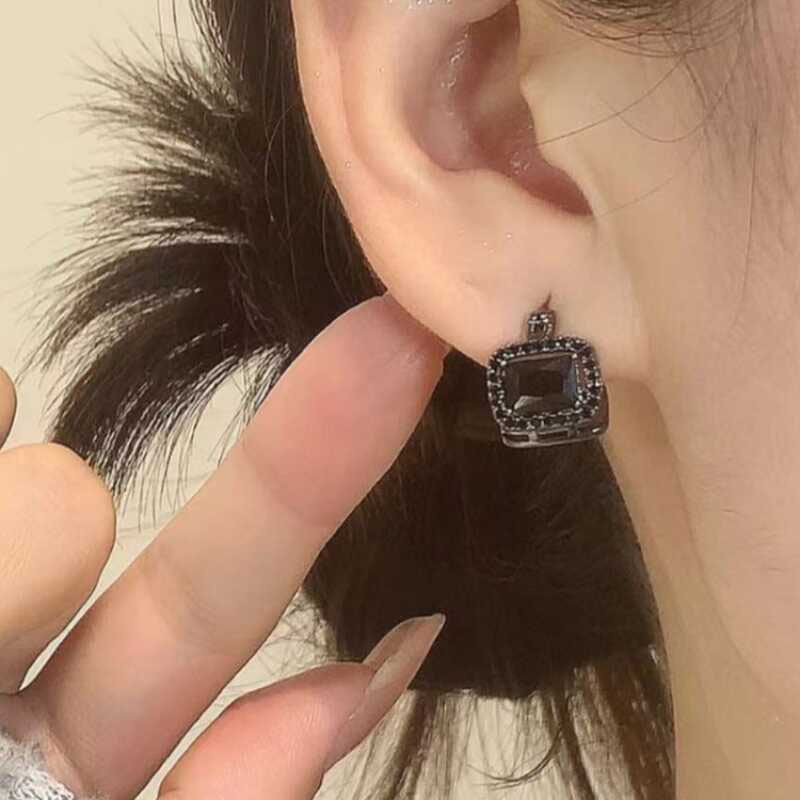 Naušnice Kaitin Jewelry: geometrijski dizajn, legura, dijamantna obrada — lagani luksuz stil