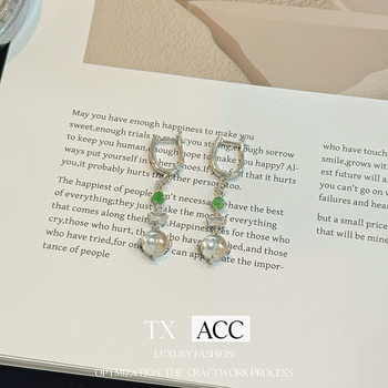 Cercei – Formă geometrică, materiale mixte, știft din cupru, placare electrolitică, stil lux ușor, lansare iarna 2025